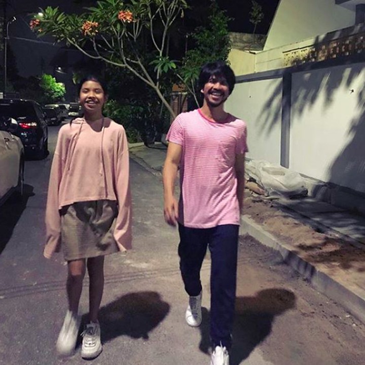 Wah sudah tinggi banget ya Jaimi, hampir menyamai Ayah Ariyo. (Foto: instagram @ariyowahab)
