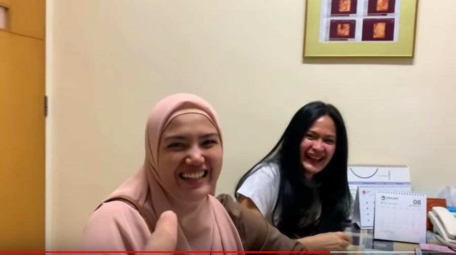 Donna Harun juga masuk ke dalam ruang dokter kandungan.