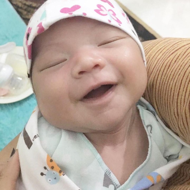 <p>Tidur sambil tersenyum begini, Quinnsha terlihat menggemaskan ya, Bun. (Foto: Instagram @ilhamfauzie)</p>