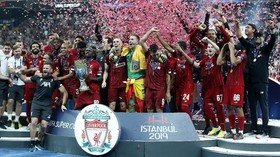 FOTO: Kalahkan Chelsea, Liverpool Angkat Piala di Awal Musim