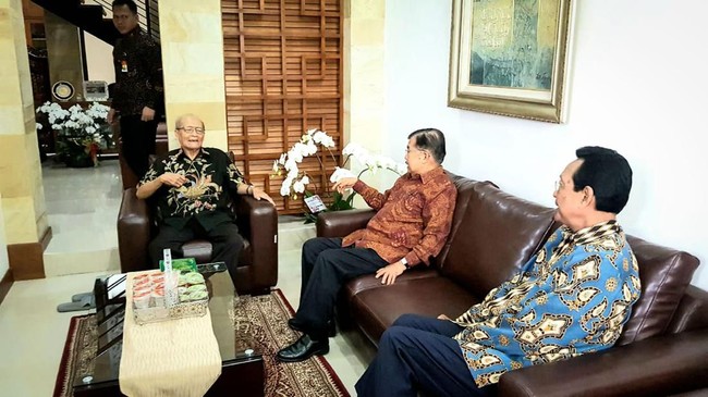 Wapres Jusuf Kalla meluangkan waktu sebelum Kongres Pancasila XI dengan menjenguk mantan Ketua PP Muhammadiyah, Buya Syafii Maarif yang baru sembuh sakit.