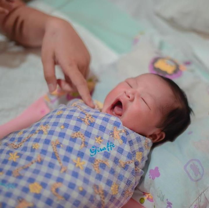 <p>Pasangan ini dikaruniai seorang putri cantik bernama Quinnsha Shanum Fauzi. (Foto: Instagram @ilhamfauzie)</p>