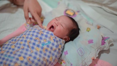 Menggemaskan! 7 Potret Anak Ilham 'Smash', Baby Quinnsha