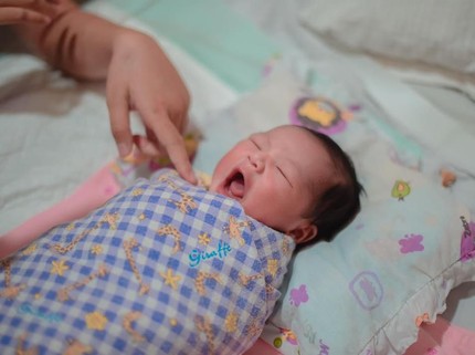 Menggemaskan! 7 Potret Anak Ilham 'Smash', Baby Quinnsha