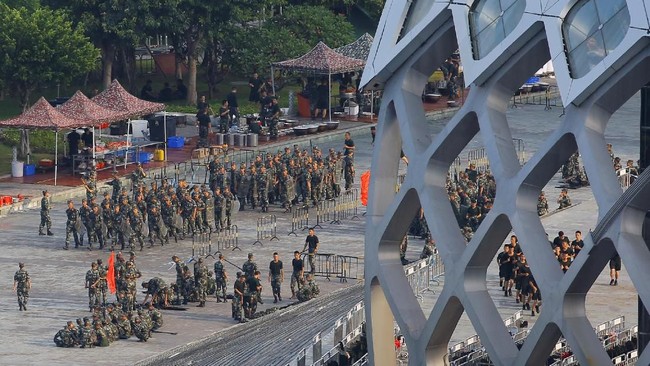 China mengisyaratkan tidak segan mengerahkan pasukan ke Hong Kong dengan alasan meredam kerusuhan dalam demonstrasi meski tidak diminta.