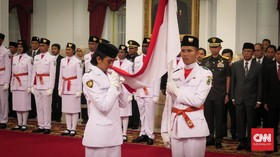Jokowi Kukuhkan 76 Anggota Paskibraka Upacara HUT ke-78 RI di Istana