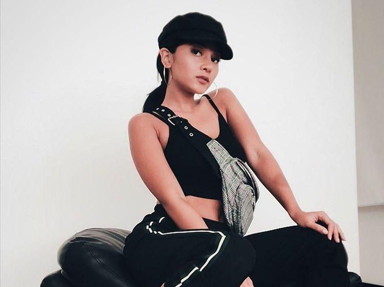 Beberapa gaya Mutia Ayu, model cantik yang dikabarkan bertunangan dengan Glenn Fredly.