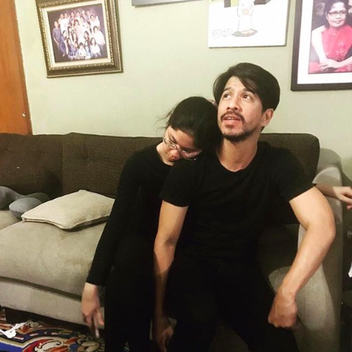 Si anak gadis yang masih suka glendotan sama ayahnya. Anak Bunda juga suka manja-manja dengan ayahnya enggak nih? (Foto: instagram @ariyowahab)