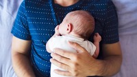 Yuk Ayah, Bantu Bunda Menyusui Newborn pada Malam Hari dengan 4 Cara Ini