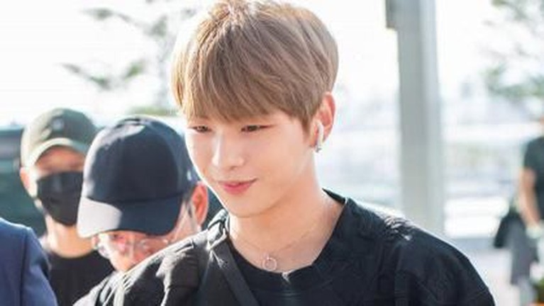 Penampilan pertama kalinya Kang Daniel usai kisah cintanya dengan Jihyo TWICE terbongkar. 