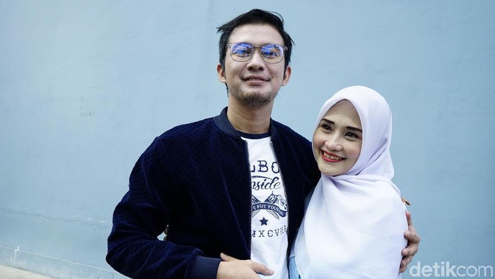 Mandala Shoji dan istri saat ditemui di studio Trans TV.