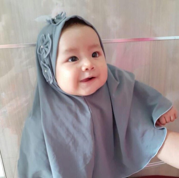 <p>Cantik sekali Quinnsha dengan kerudung abunya. (Foto: Instagram @ilhamfauzie)</p>