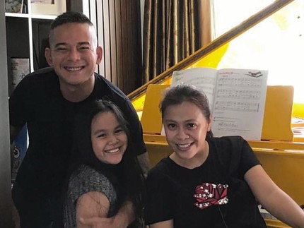 7 Potret Hangat Rita Effendy Bersama Suami dan Anak