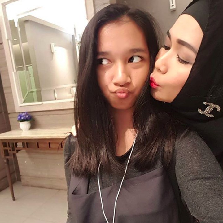 <p>Dea Mirella pun tak malu melabeli dirinya ibu posesif karena selalu ingin dekat dengan putrinya. (Foto: Instagram @deamirella)</p>