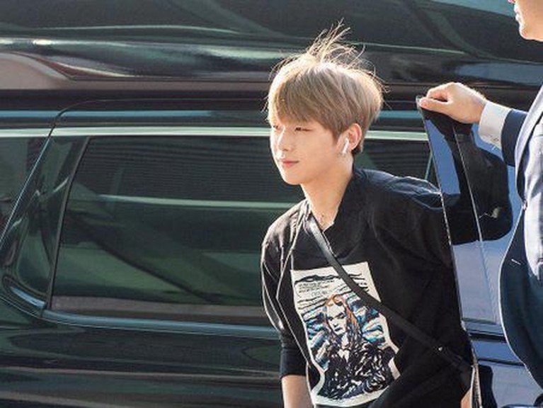 Penampilan pertama kalinya Kang Daniel usai kisah cintanya dengan Jihyo TWICE terbongkar. 