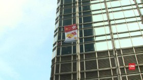 VIDEO: Spider-Man dari Perancis Bawa Pesan Damai di Hong Kong