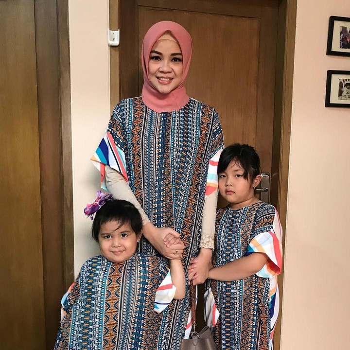 <p>Ini adalah sosok Rindu AFI yang sekarang, Bun. Semenjak memakai hijab, terlihat lebih cantik ya. Rindu sudah menikah dan memiliki dua anak lho. (Foto: Instagram @rindufebiane)</p>