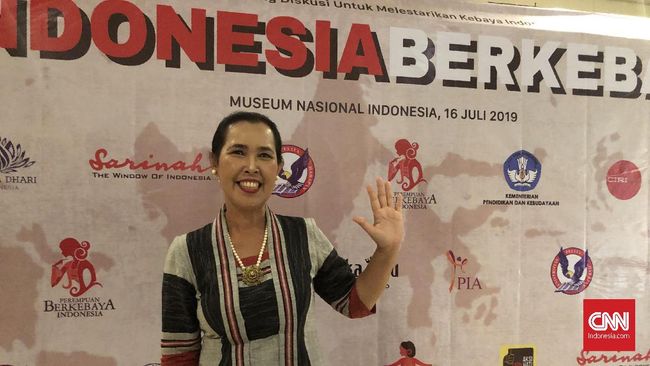 Kebaya dan kain lilit bukanlah halangan untuk mendaki gunung, melewati lembah. Rahmi Hidayati berhasil membuktikannya.