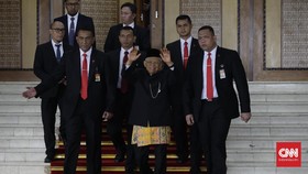 Duduk Sebelahan, Sandi Puji Ma'ruf Ganteng Pakai Baju Betawi