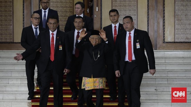 Mantan cawapres Sandiaga Uno menyebut Wapres Terpilih Periode Ma'ruf Amin tampak 'gagah dan ganteng' saat mengenakan pakaian adat Betawi.