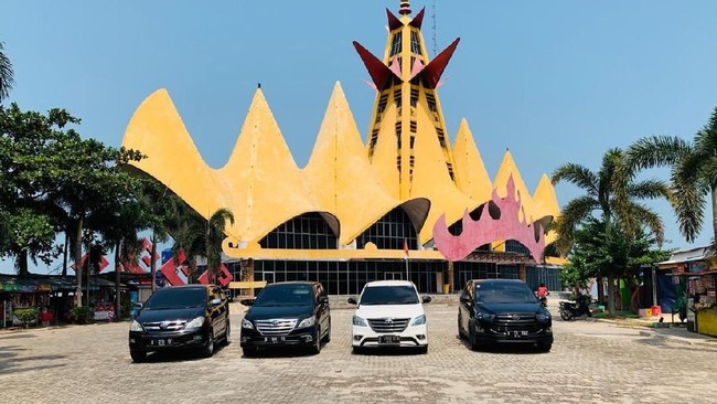 Innova Community (IC) punya cara unik merayakan ulang tahun ke-13 di Pantai Mahitam, Lampung.