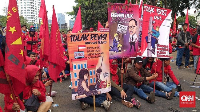 Serikat buruh menilai setidaknya ada sekitar 50 pasal lebih dalam revisi UU Ketenagakerjaan yang 'berbahaya' dan mengancam kesejahteraan para pekerja/buruh.