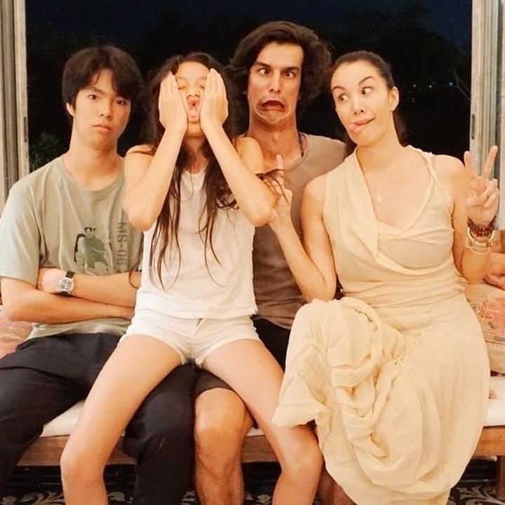 <p>Untuk pertama kali, Nadya juga mengunggah foto anak pertamanya, Tyrone, dan anak keduanya, Fynn, di media sosial. Lucunya, saat Nadya, Tyrone, dan Nyla berpose konyol, Fynn malah berpose serius, Bun. <em>He-he-he.</em> (Foto: Instagram @nadyahutagalung)</p>