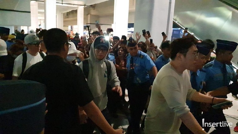 Potret Suasana Kedatangan Anggota Running Man di Jakarta Para personil acara variety show, Running Man sudah tiba di Jakarta. Berikut potret suasana kedatangan mereka yang disambut antusias pengemar.