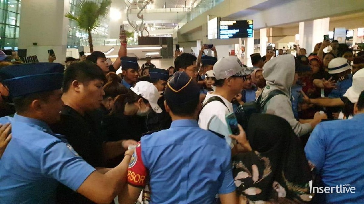 Para personil acara variety show&comma; Running Man sudah tiba di Jakarta&period; Berikut potret suasana kedatangan mereka yang disambut antusias pengemar&period;