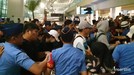 Potret Suasana Kedatangan Anggota Running Man di Jakarta Para personil acara variety show, Running Man sudah tiba di Jakarta. Berikut potret suasana kedatangan mereka yang disambut antusias pengemar.