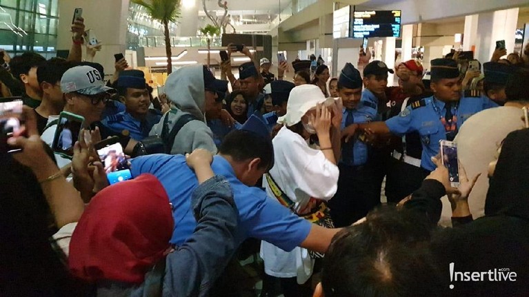 Potret Suasana Kedatangan Anggota Running Man di Jakarta Para personil acara variety show, Running Man sudah tiba di Jakarta. Berikut potret suasana kedatangan mereka yang disambut antusias pengemar.