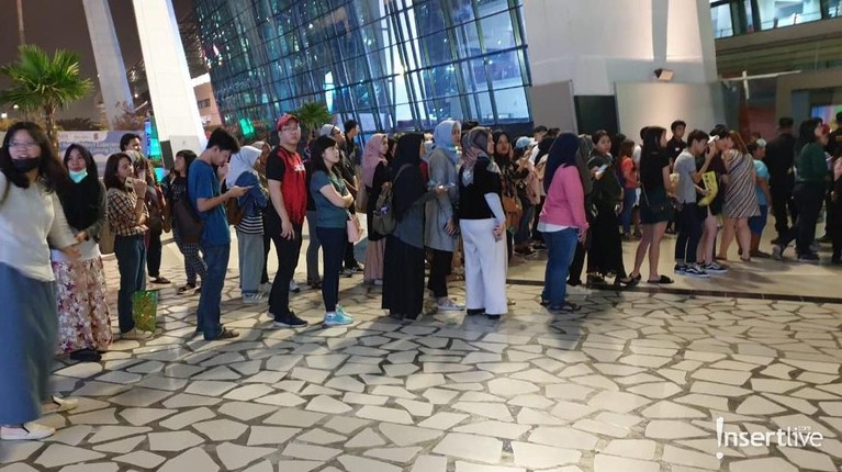 Para personil acara variety show, Running Man sudah tiba di Jakarta. Berikut potret suasana kedatangan mereka yang disambut antusias pengemar.