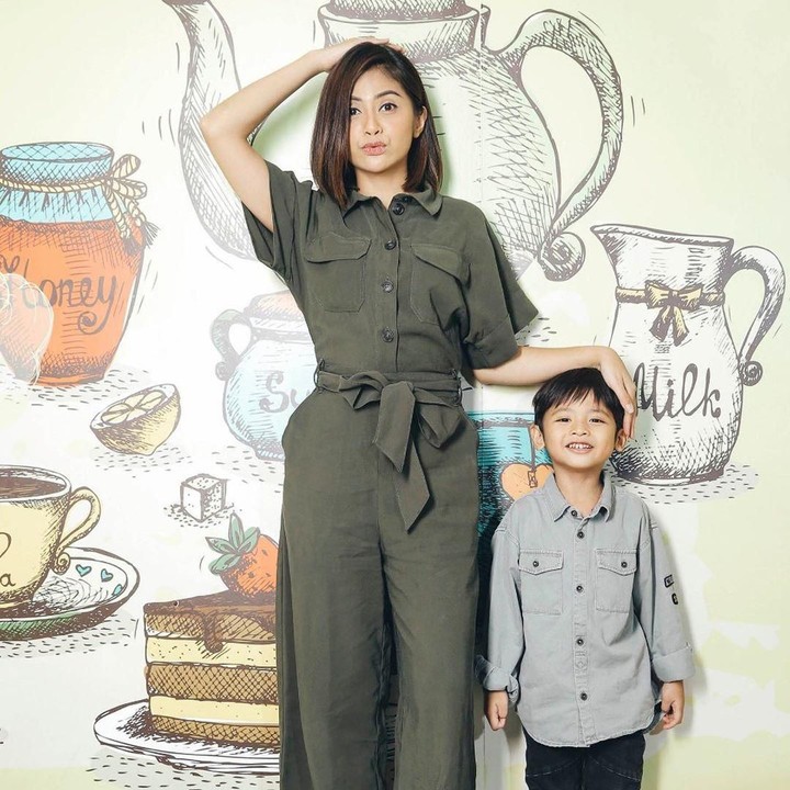 <p>Kalau sosok jebolan AFI satu ini pasti sudah akrab ya. Wajah Tiwi memang masih sering terlihat beberapa kali di layar kaca. Tiwi diketahui telah memiliki satu orang anak dari pernikahannya dengan Shogo Sakuramoto. (Foto: Instagram @tentangtiwi)</p>