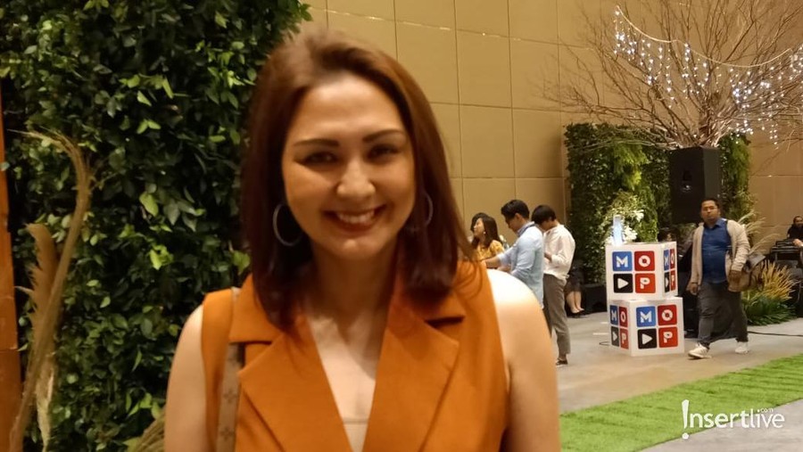 Pengalaman Donna Agnesia dan Darius Sinathrya taklukkan jalan raya tertinggi di dunia.