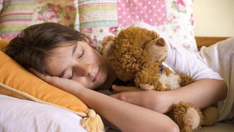 Anak-anak biasanya ada yang mengaku takut gelap hingga berimajinasi datangnya hantu saat disuruh tidur sendiri. Intip yuk cara membuat anak mau tidur sendiri.