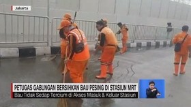 VIDEO: Petugas Gabungan Bersihkan Bau Pesing di Stasiun MRT