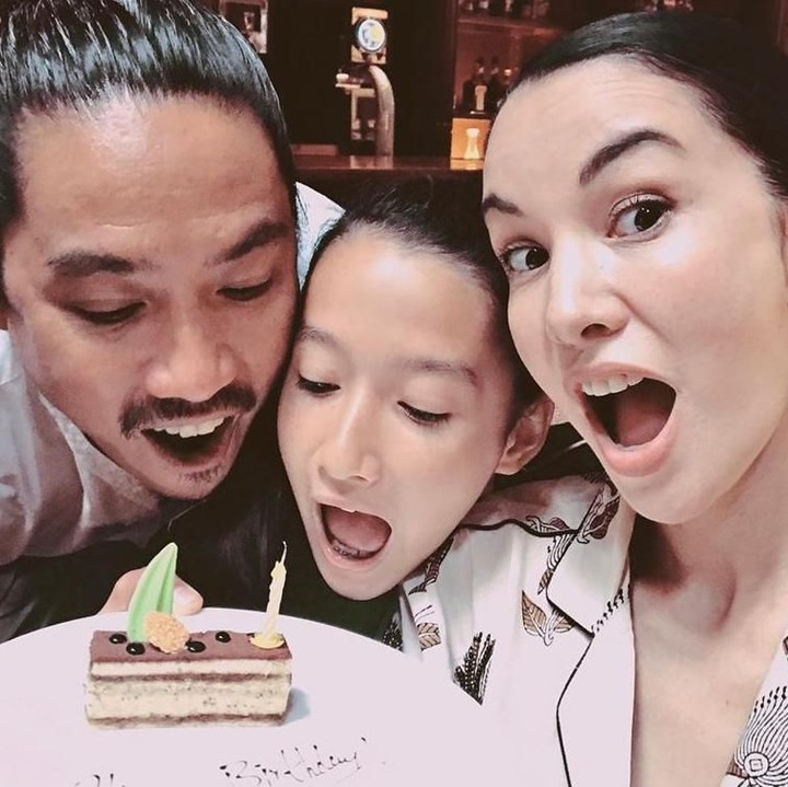 <p>Saat Bunda Nadya berulang tahun, Nayla, dan sang ayah tak ketinggalan ikut meniup kue ulang tahun. <em>So sweet</em>! (Foto: Instagram @nadyahutagalung)</p>