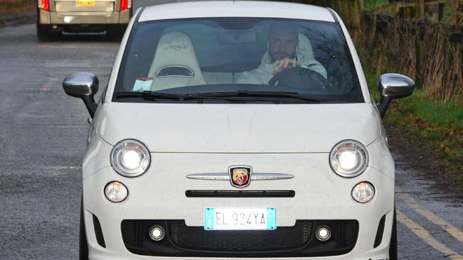 MU Larang Pemain Beri Tanda Tangan ke Fan Manajemen Manchester United melarang para pemain untuk memberi tanda tangan kepada fan di depan tempat latihan skuat The Red Devils di Carrington.