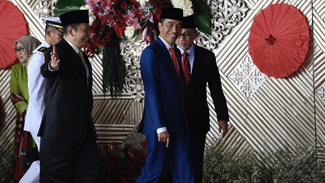 Presiden Jokowi menyempatkan diri menyapa masyarakat yang berada di luar Istana Merdeka, sebelum Upacara Penurunan Bendera digelar pada Sabtu (17/8) sore.