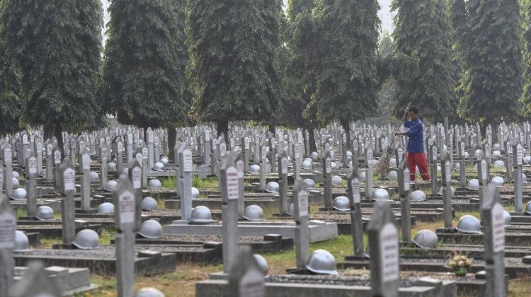 Mien Sugandhi, mantan Menteri Urusan Peranan Wanita di era Presiden Suharto meninggal dunia. Jenazahnya dimakamkan hari ini di Taman Makam Pahlawan Kalibata.