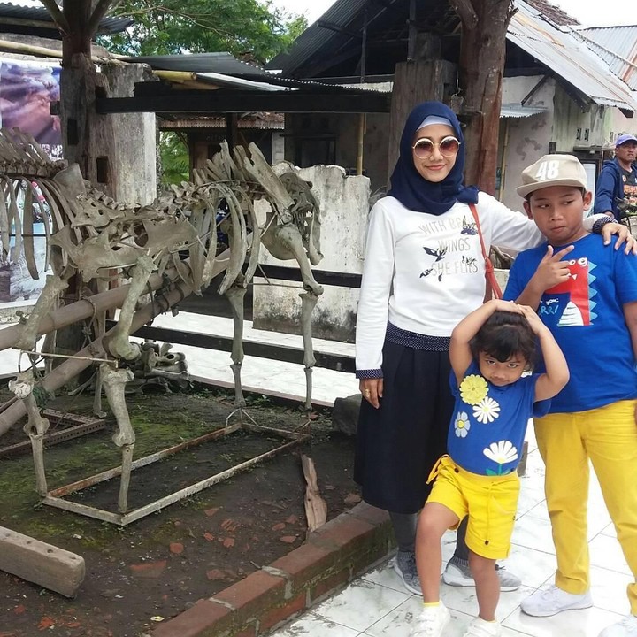 <p>Kalau yang ini Nana AFI? Ada yang masih ingat Bun? Nana juga telah menikah dan dikaruniai dua anak. (Foto: Instagram @shaqihijab_nana)</p>