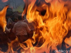 Pemotor Tewas Terbakar Usai Tabrak Pom Bensin Eceran, Sempat Terjadi Ledakan