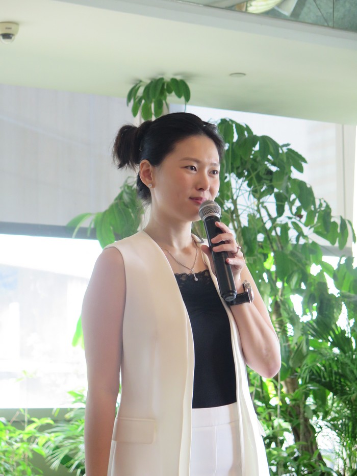 Dewi Kauw, Skin Dewi