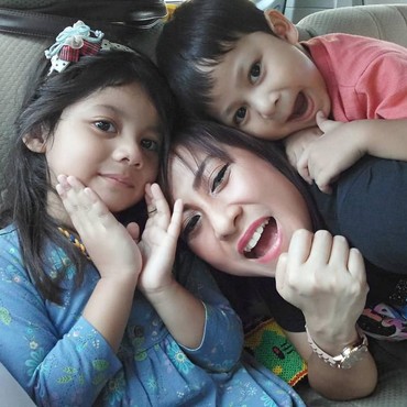 Jarang Tampil di Layar Kaca, Nia Akademia Asyik Jadi Ibu Dua Anak