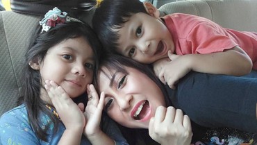 img-title Jarang Tampil di Layar Kaca, Nia Akademia Asyik Jadi Ibu Dua Anak