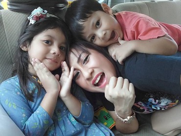 Jarang Tampil di Layar Kaca, Nia Akademia Asyik Jadi Ibu Dua Anak