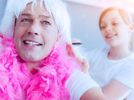 Pengorbanan Seorang Ayah yang Rela Jadi Perempuan di Hari Ibu