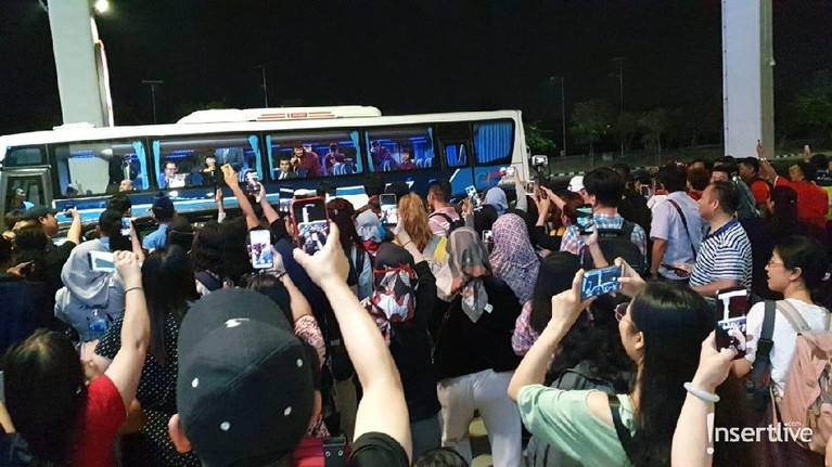 Para personil acara variety show, Running Man sudah tiba di Jakarta. Berikut potret suasana kedatangan mereka yang disambut antusias pengemar.