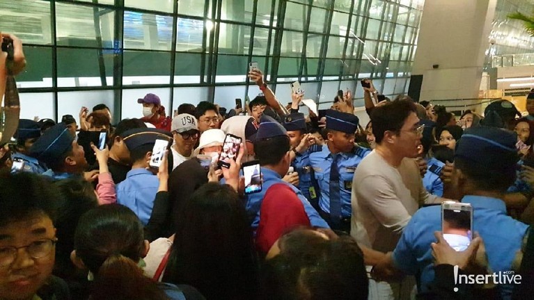 Potret Suasana Kedatangan Anggota Running Man di Jakarta Para personil acara variety show, Running Man sudah tiba di Jakarta. Berikut potret suasana kedatangan mereka yang disambut antusias pengemar.