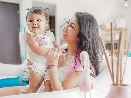 Manfaat Ajari Anak Renang Sejak Bayi seperti Sharena Delon